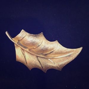 Vintage gold tone leaf brooch